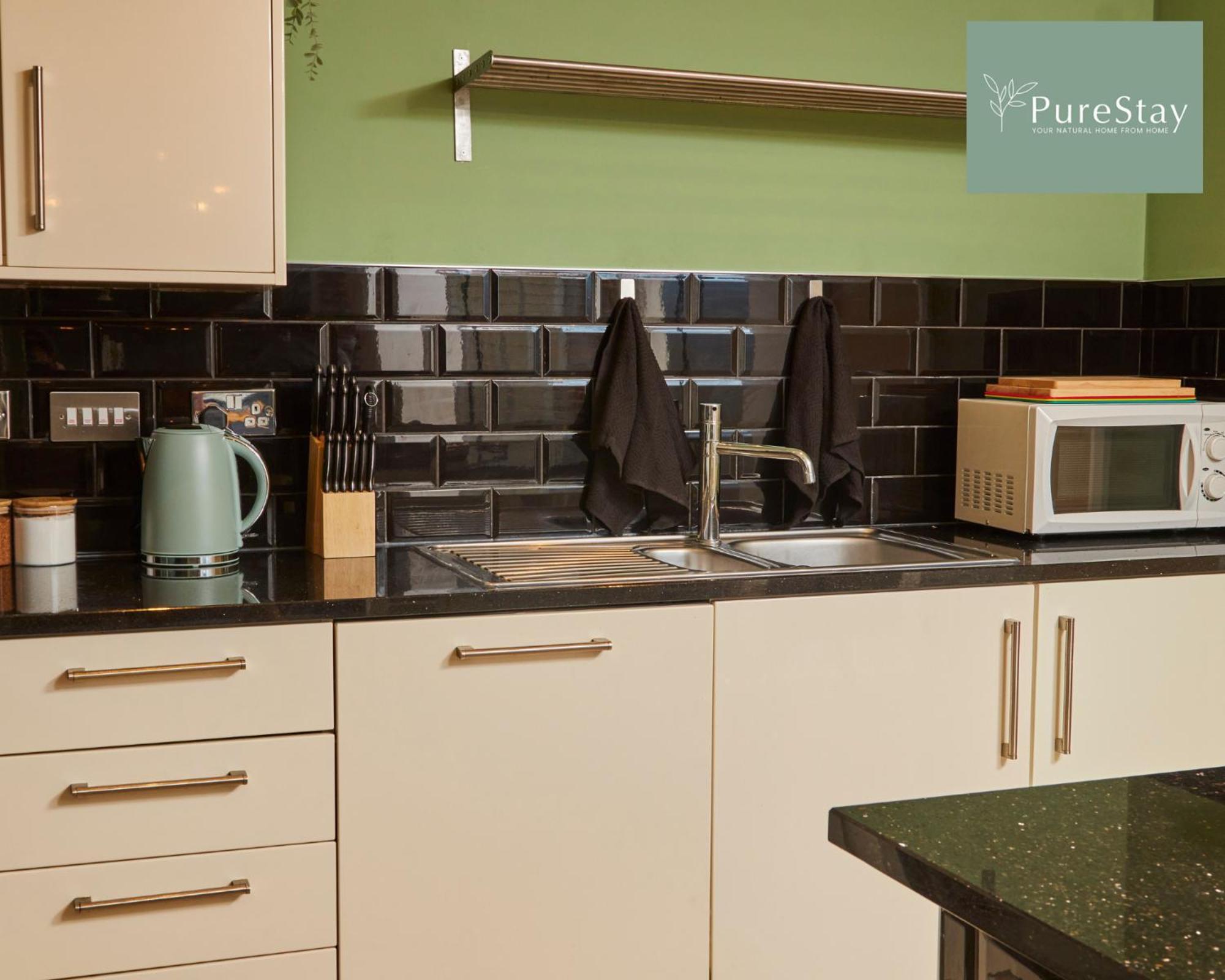 Superb House Manchester Near Etihad With Free Parking Sleeps 8 Eksteriør bilde