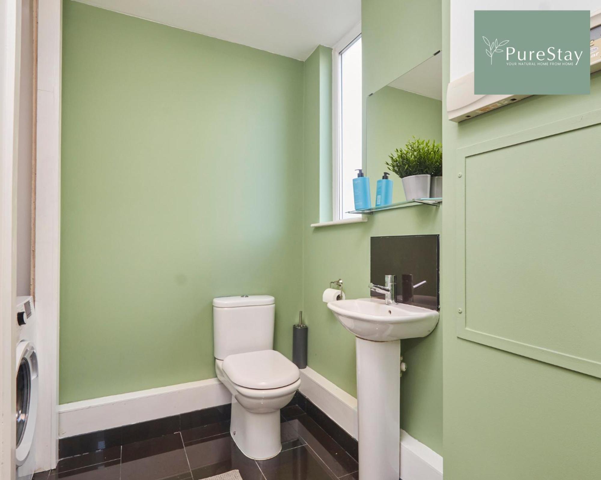 Superb House Manchester Near Etihad With Free Parking Sleeps 8 Eksteriør bilde